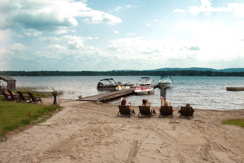 Les Chalets Baie Cascouia and The House At The Lake | 515 Chem. Champigny, Larouche, QC G0W 1Z0, Canada | Phone: (418) 542-7849