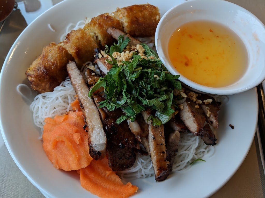 Restaurant Hoai Huong | 5485 Avenue Victoria, Montréal, QC H3W 2P9, Canada | Phone: (514) 738-6610