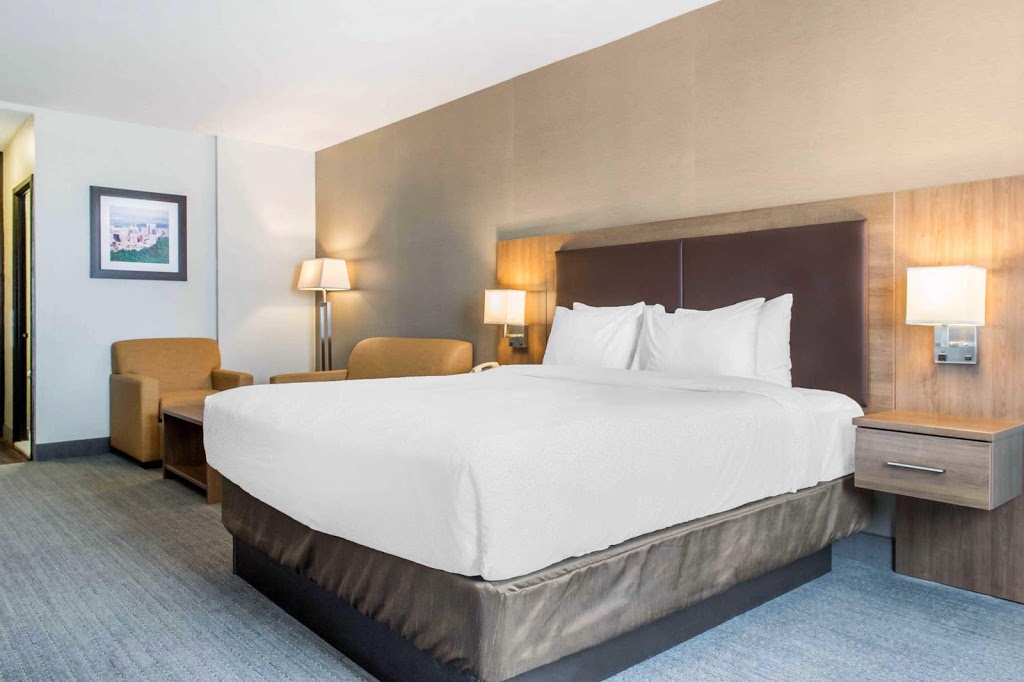 Quality Hotel Dorval Aeroport | 7700 Chemin de la Côte-de-Liesse, Saint-Laurent, QC H4T 1E7, Canada | Phone: (514) 731-7821