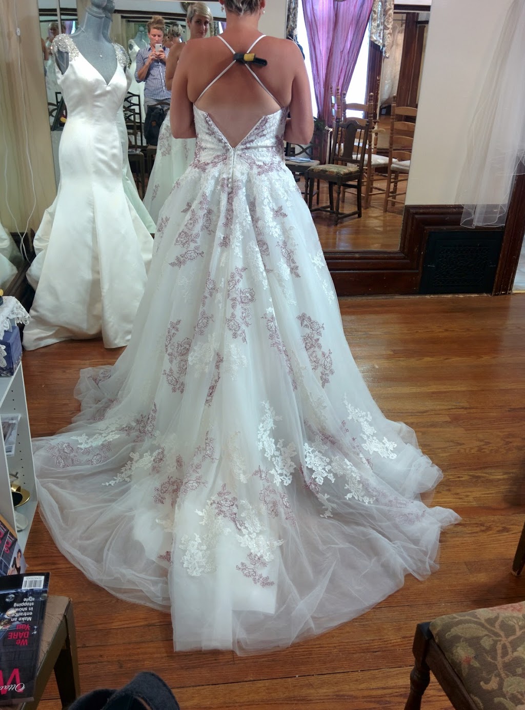 Sinders Bridal House | 10 Lake Ave W, Carleton Place, ON K7C 1L2, Canada | Phone: (613) 909-9594