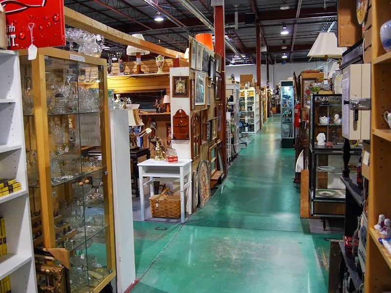 Roadshows 400 Antiques Mall | 2207 Industrial Park Rd, Innisfil, ON L9S 3V9, Canada | Phone: (705) 436-6222