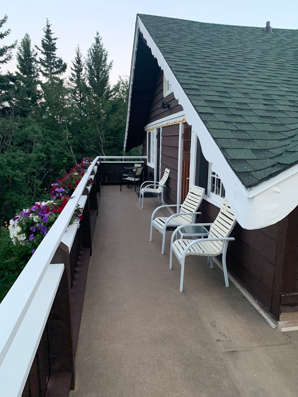 Northland Lodge | 408 Evergreen Ave, Waterton Park, AB T0K 2M0, Canada | Phone: (403) 859-2353