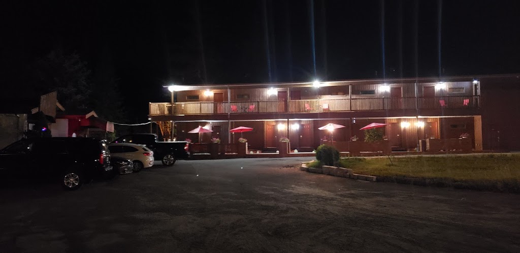 Hotel Restaurant le Petit Lac | 2010 Chemin Pierre Péladeau, Sainte-Adèle, QC J8B 1Z5, Canada | Phone: (450) 745-4545