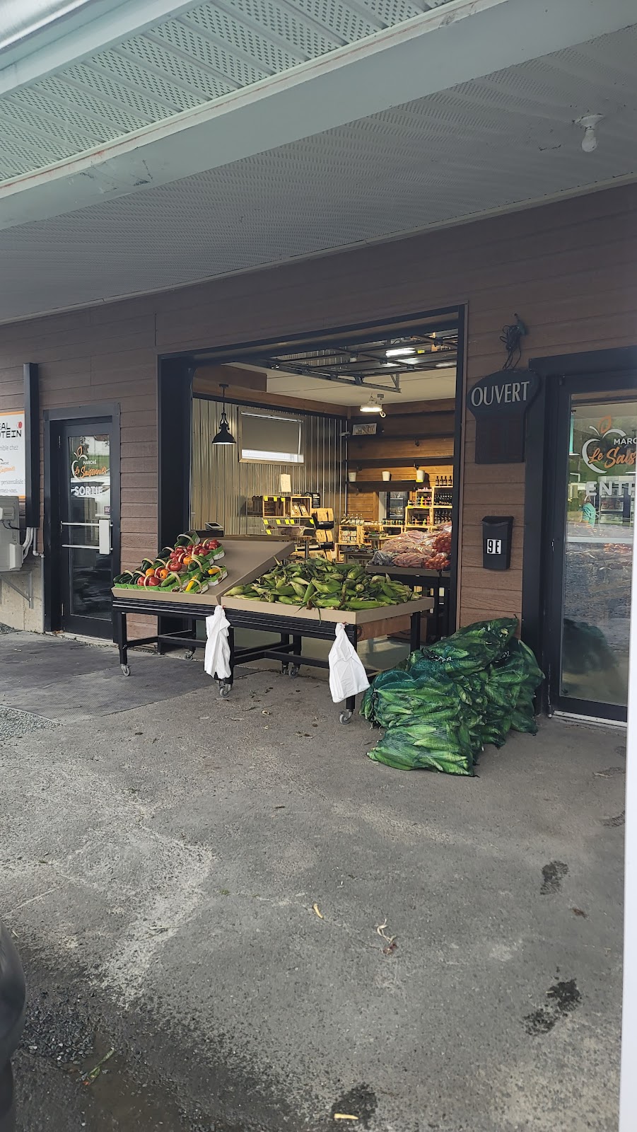 Marché Le Saisonnier | 9 Chem. des Trois Lacs Local E, Val-des-Sources, QC J1T 3T2, Canada | Phone: (819) 642-0242