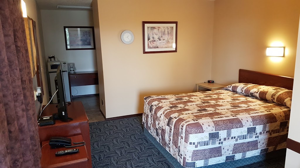 Golden West Motor Inn | 912 OSLER, Carstairs, AB T0M 0N0, Canada | Phone: (403) 337-3333