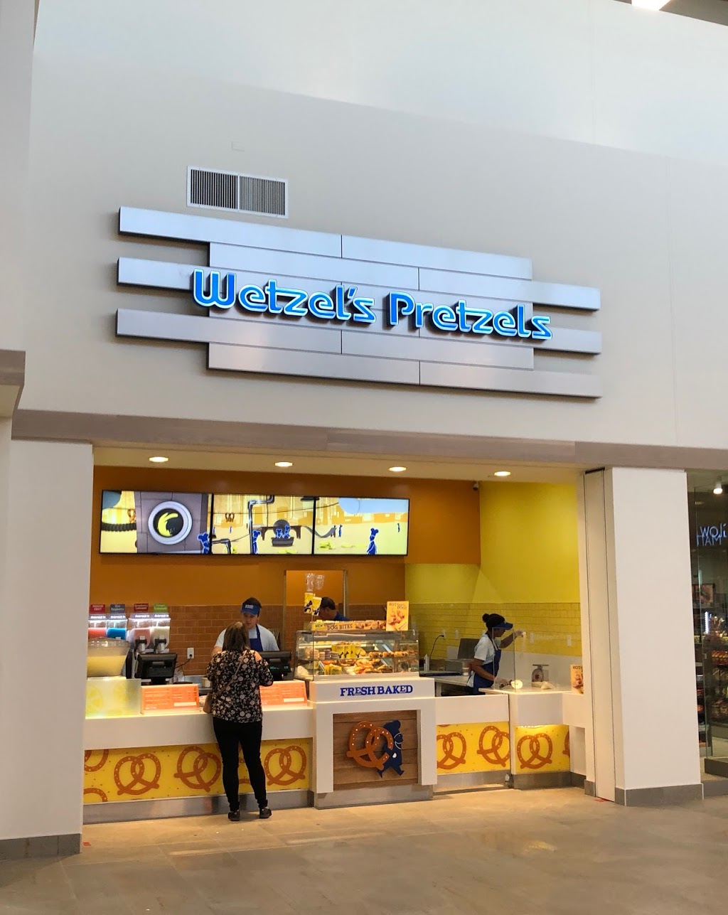 Wetzel’s Pretzels | Edmonton International Airport, Nisku, AB T0C 0V0, Canada | Phone: (780) 890-7300