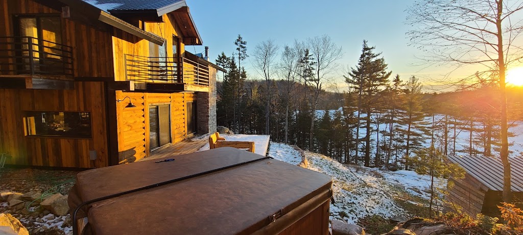 Chalet de la Porte Rouge | 978 Chem. des Montfortains, Wentworth-Nord, QC J0T 1Y0, Canada | Phone: (514) 836-3876