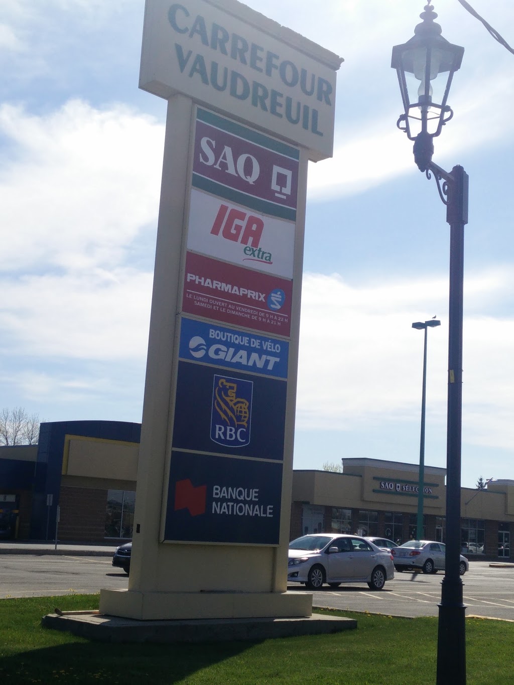 Carrefour Vaudreuil | 585 CHARLES ST, Vaudreuil-Dorion, QC J7V 8B9, Canada | Phone: (438) 929-2714