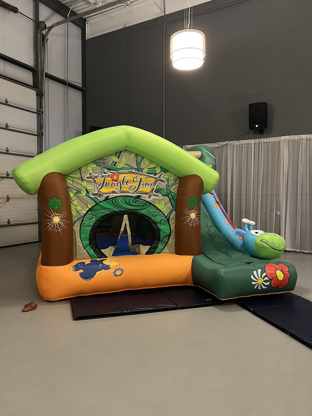 Popup Amusements - Location de jeux gonflables et mascotte | 786 Pl. Parkway, Laval, QC H7W 1R2, Canada | Phone: (514) 575-2685