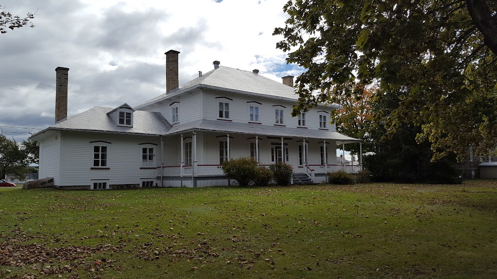 Presbytère catholique Saint-Arsène | 102 Rue Principale, Saint-Arsène, QC G0L 2K0, Canada | Phone: (418) 862-3022