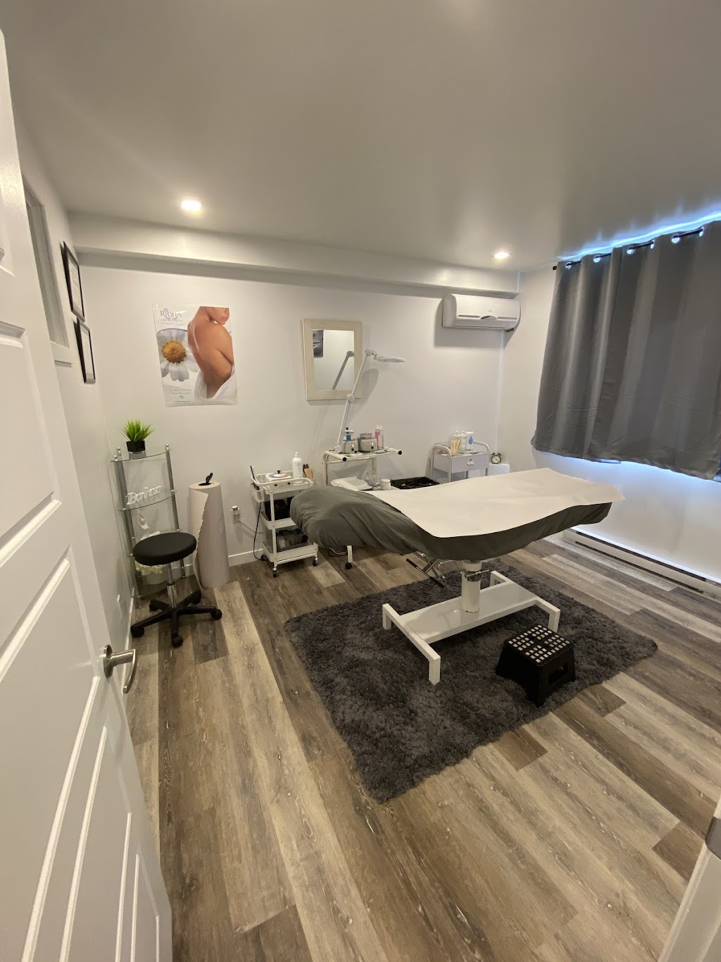 SL Beauté & Bien-Être - Esthétique & Laser | 443 Rue Sainte-Hélène, Longueuil, QC J4K 3R3, Canada | Phone: (438) 221-3670