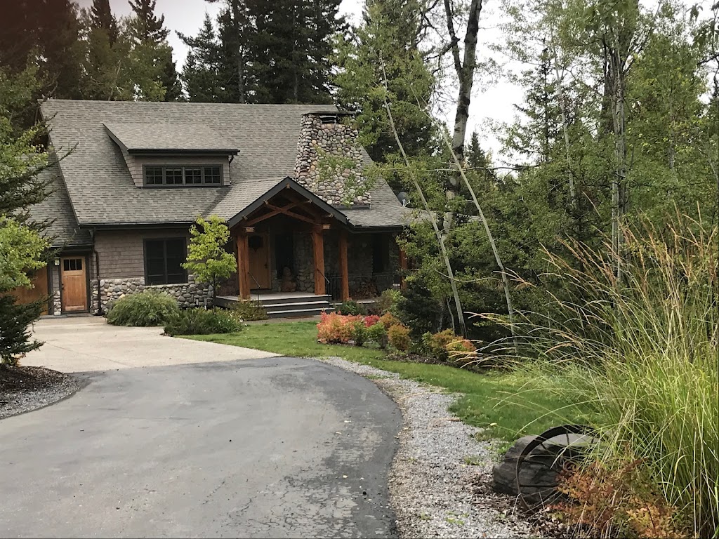 Grizzly Bear Cottage | 100 Coalmine Rd W, Alberta T0L 1W4, Canada | Phone: (780) 966-1227