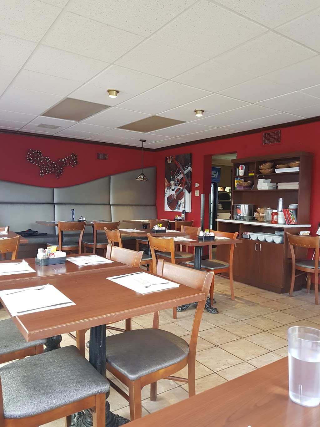 Resto Bar Hélène | 9030, rue de la Montagne, Valcourt, QC J0E 2L0, Canada | Phone: (450) 532-3575