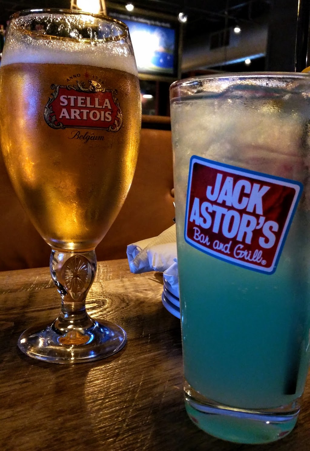 Jack Astors Bar & Grill | 70 Mapleview Dr W, Barrie, ON L4M 4S7, Canada | Phone: (705) 722-4737