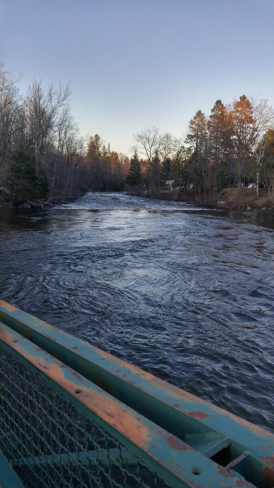 Accès au sentier linéaire de la rivière Saint-Charles | 3Y9, Sentier des rivières, Québec, QC G2A 3L5, Canada