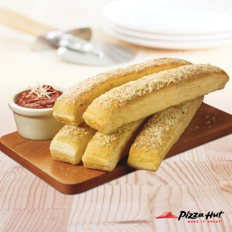 Pizza Hut | 107 Lombard St, Smiths Falls, ON K7A 5B8, Canada | Phone: (613) 284-1010