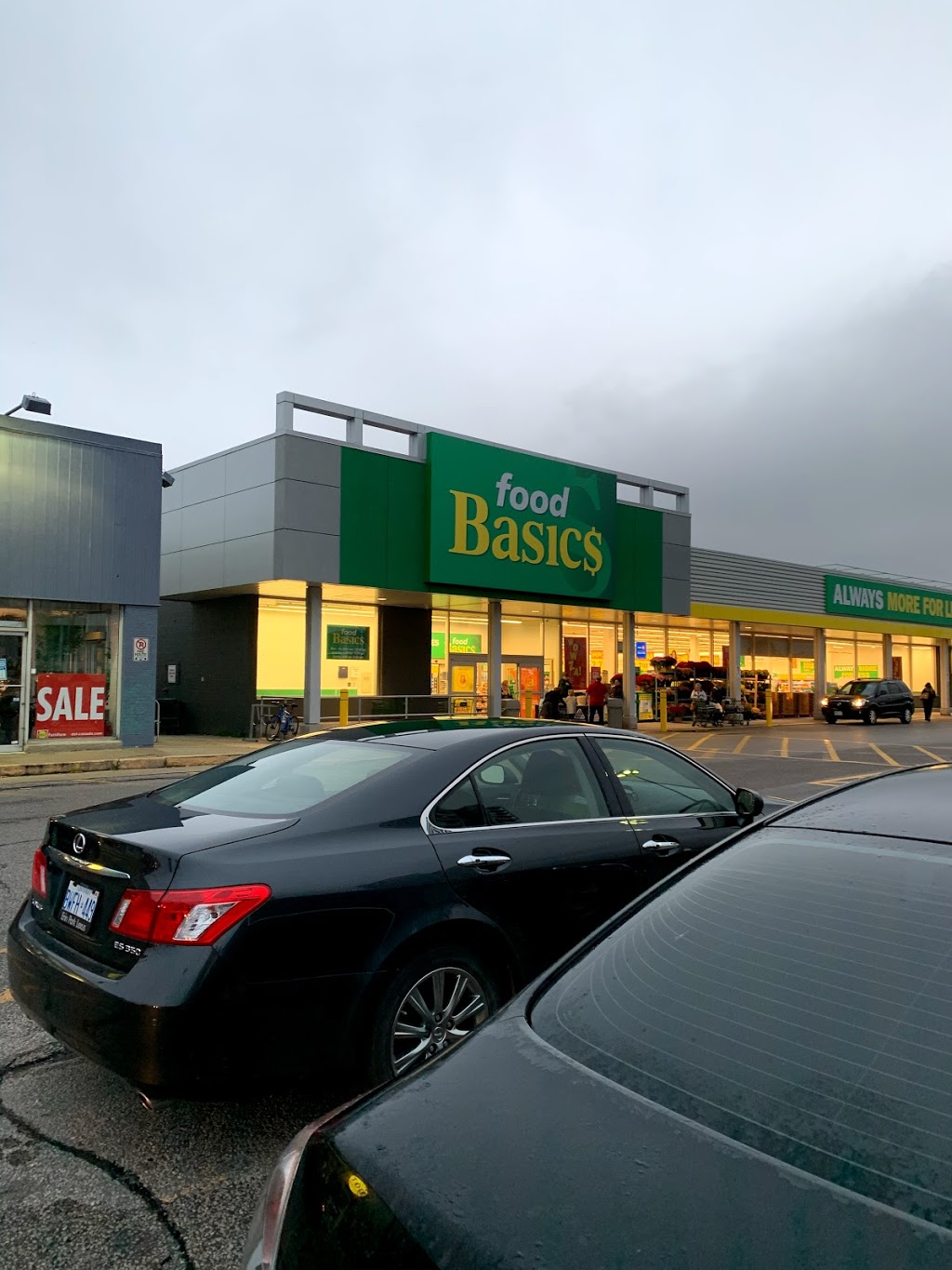 Food Basics | 530 Kerr St, Oakville, ON L6K 3C7, Canada | Phone: (905) 842-1363