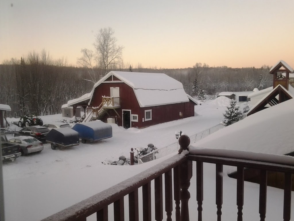 Auberge Le Saint-Bohème | 1397 Chemin de la Mullen, Rivière-Rouge, QC J0T 1T0, Canada | Phone: (819) 275-2796