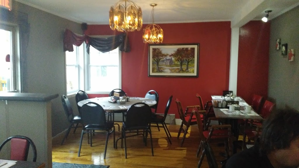 Restaurant Le Relais Enr | 399 QC-132, Saint-Pierre-les-Becquets, QC G0X 2Z0, Canada | Phone: (819) 263-2000