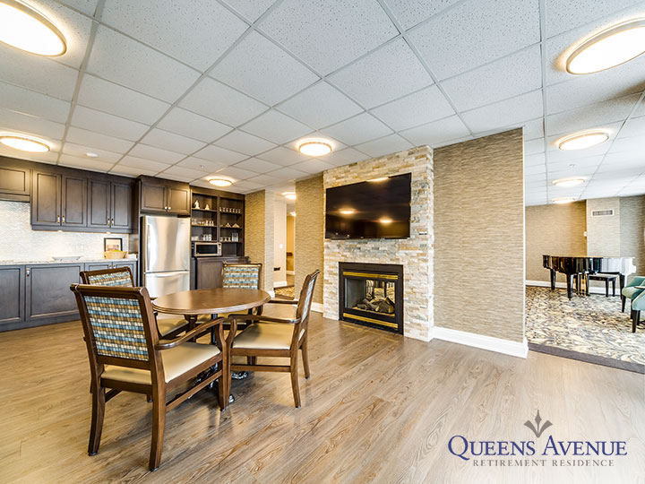 Queens Avenue Retirement Residence | 1056 Queens Ave, Oakville, ON L6H 6R3, Canada | Phone: (905) 815-0862