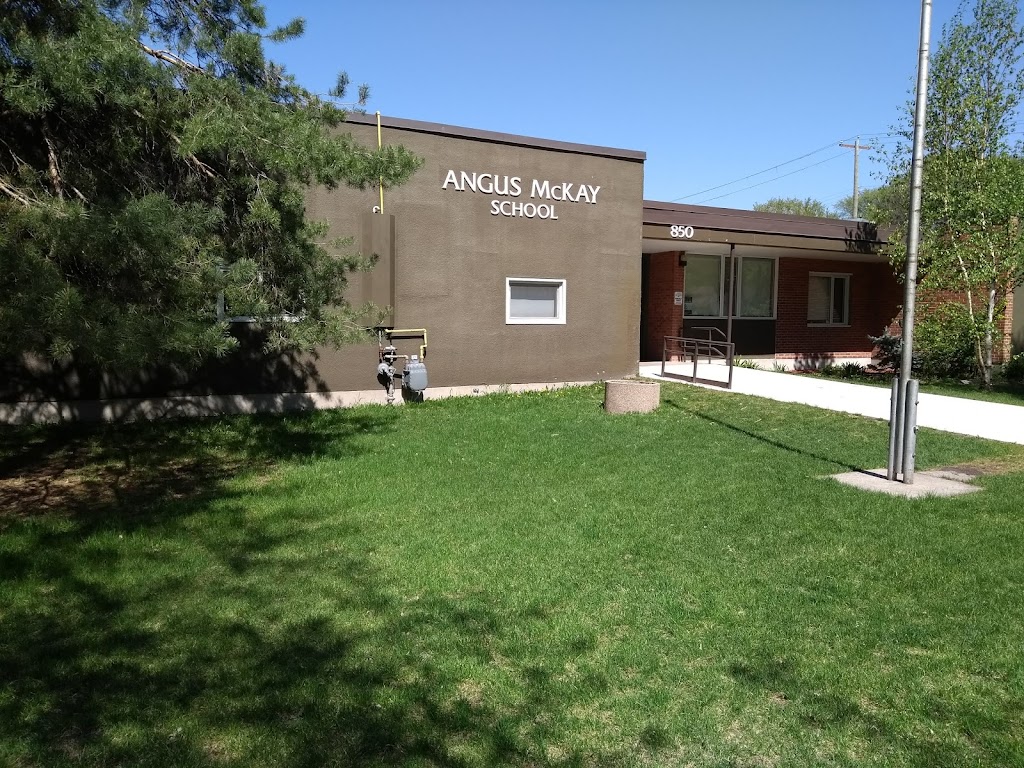Angus McKay School | 850 Woodvale St, Winnipeg, MB R2K 0H9, Canada | Phone: (204) 667-1701