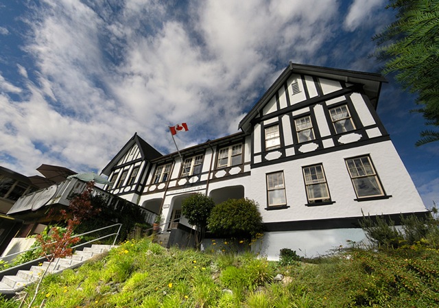 The Old Courthouse Inn | 6243 Walnut St, Powell River, BC V8A 4K4, Canada | Phone: (877) 483-4777