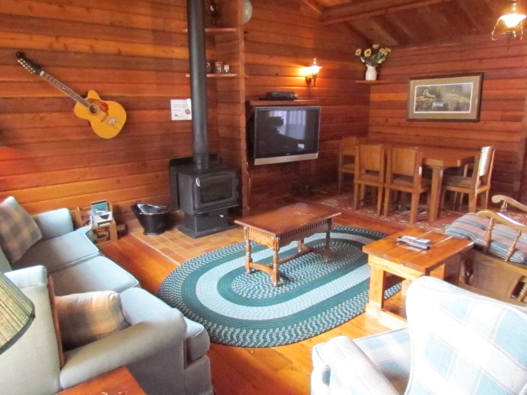 Creekside Cabin | 5189 Hot Springs Rd, Fairmont Hot Springs, BC V0B 1L1, Canada | Phone: (250) 345-6116