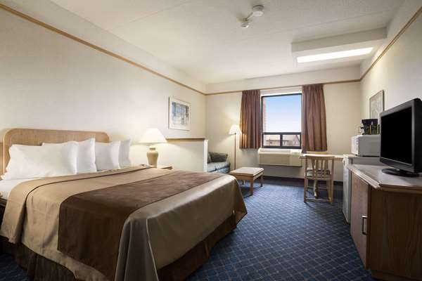 Travelodge by Wyndham Chatham | 555 Bloomfield Rd, Chatham, ON N7M 5J5, Canada | Phone: (519) 436-1200