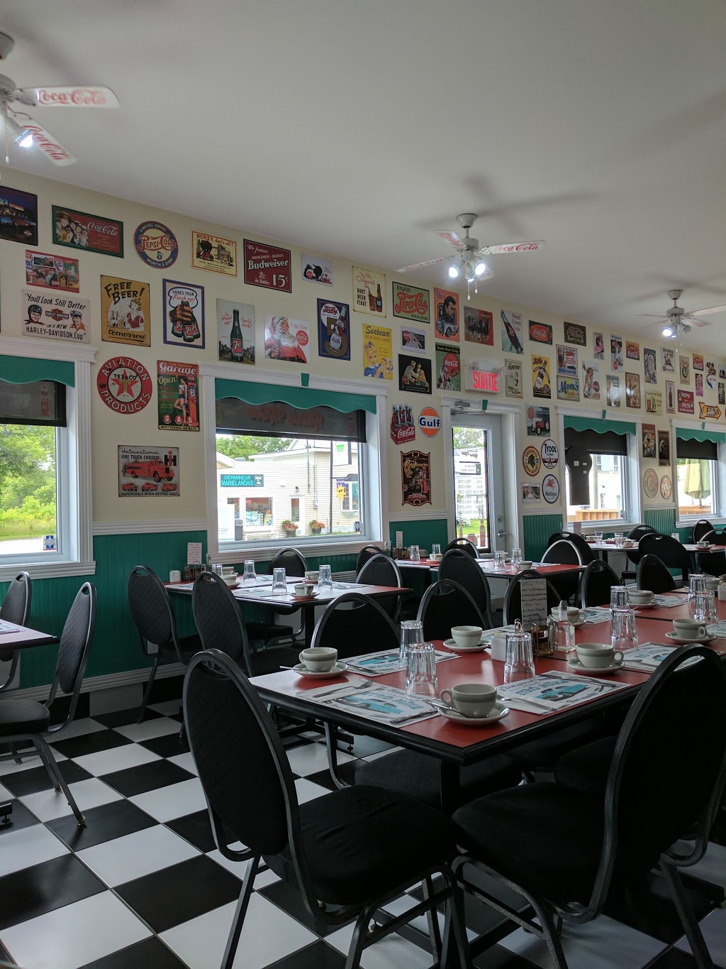 Restaurant Retro Mike | 983 Route des Blés dOr, Sainte-Marie-de-Blandford, QC G0X 2W0, Canada | Phone: (819) 283-2080