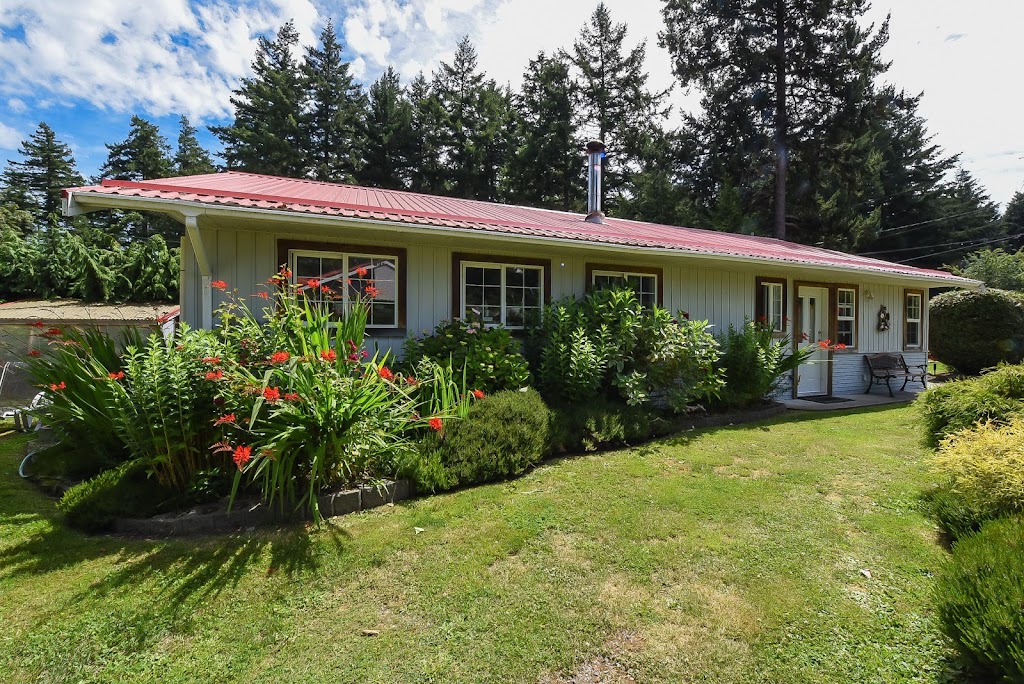 Redroof Inn Cottage | 1157 Lazo Rd, Comox, BC V9M 3W3, Canada | Phone: (250) 792-1042