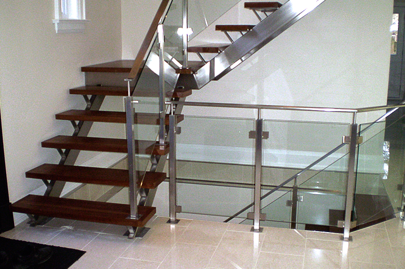 M & B STAIRCASE AND RAILING DESIGN | 2345 Stanfield Rd Suite 203, Mississauga, ON L4Y 3Y3, Canada | Phone: (416) 587-1664