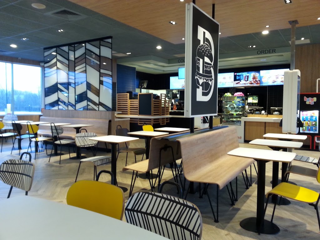 McDonalds | 17155 Yonge St, Newmarket, ON L3Y 5L8, Canada | Phone: (905) 895-3990