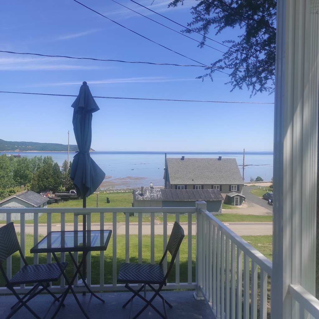 Gîte de la colline | 234 Rue Leclerc, Baie-Sainte-Catherine, QC G0T 1A0, Canada | Phone: (514) 231-0704