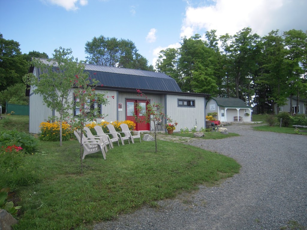 Clos Sainte-Thècle | SUR RENDEZ-VOUS SEULEMENT, 171 Rue du Vignoble, Sainte-Thècle, QC G0X 3G0, Canada | Phone: (581) 781-8468