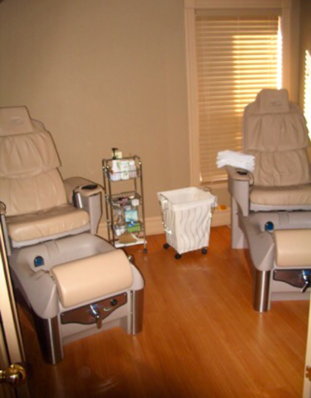 Aura Salon & Spa Ltd | 28 Queen St S, Mississauga, ON L5M 1K3, Canada | Phone: (905) 826-5813