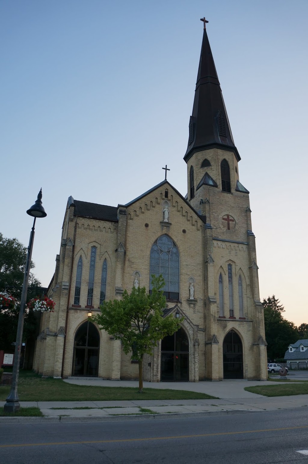 Sacred Heart Church | 131 Thames St N, Ingersoll, ON N5C 3C9, Canada | Phone: (519) 485-1802