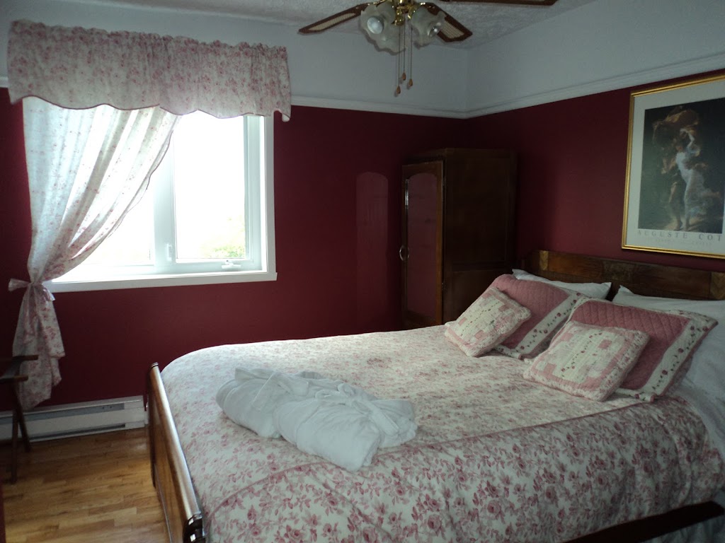 Chute Couette & Cafe B&B | 408 Rte du Fleuve, Notre-Dame-du-Portage, QC G0L 1Y0, Canada | Phone: (418) 862-5367