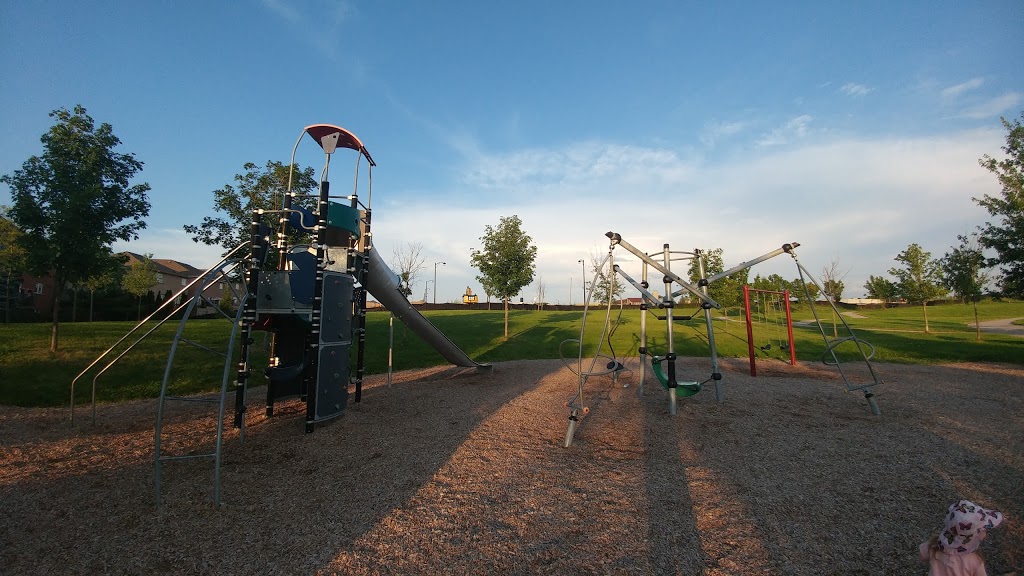 Woodland Hills Labyrinth Park | 3A7, 45 Ford Wilson Blvd, Newmarket, ON L3X 3A7, Canada