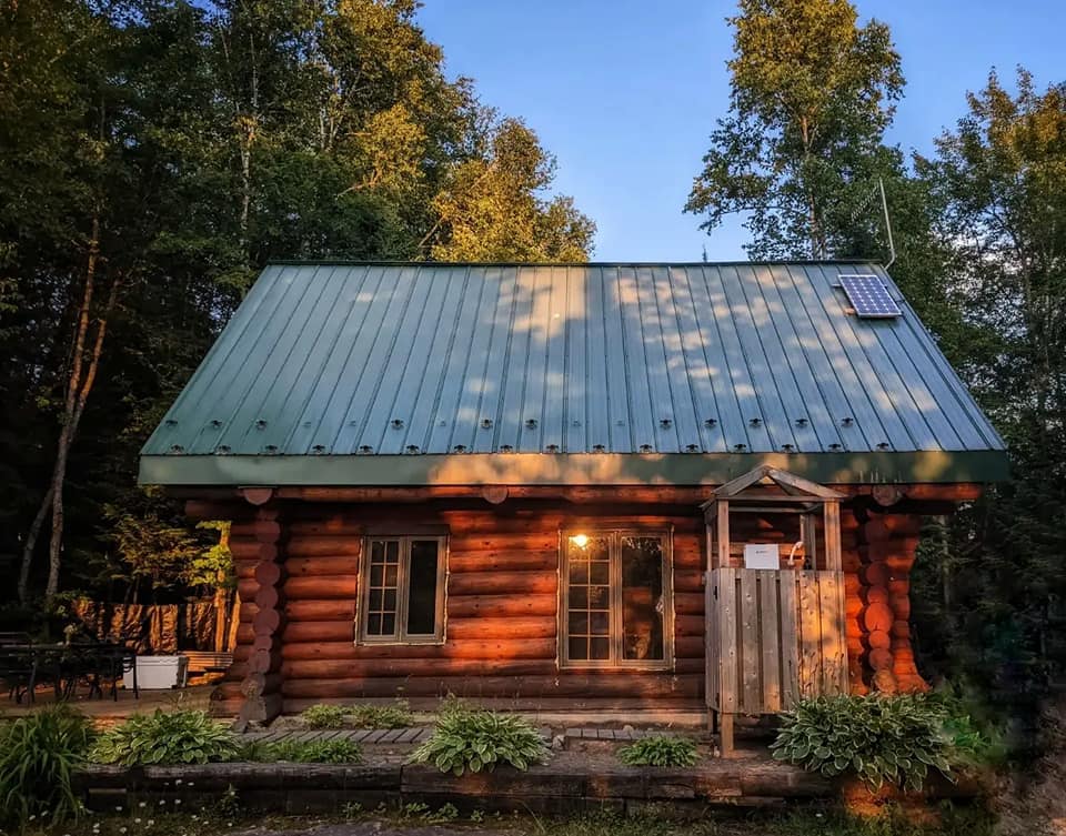 Lièvre Rouge - Refuge en forêt - Cabine - Log Cabins | 158 Chem. des 5 et 6 Rang, Lac-Saguay, QC J0W 1L0, Canada | Phone: (819) 921-0354