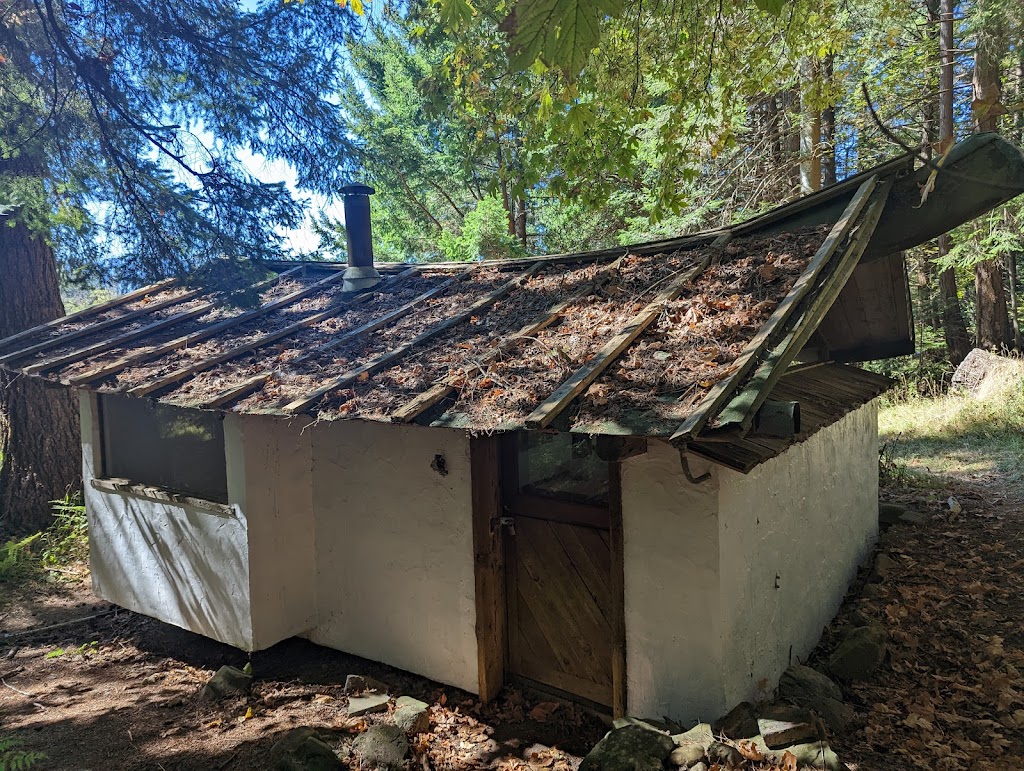 Leaf House | Shingle Spit to Ford Cove Trail, Hornby Island, BC V0R 1Z0, Canada | Phone: (250) 335-2570