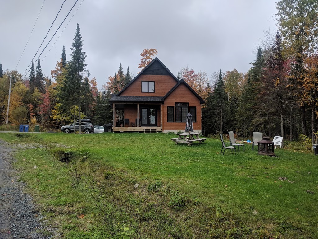 Chic-Chalet du Lac Aylmer | E, 331 Chemin de la Longue Pointe, Beaulac-Garthby, QC G0Y 1B0, Canada | Phone: (819) 552-2020