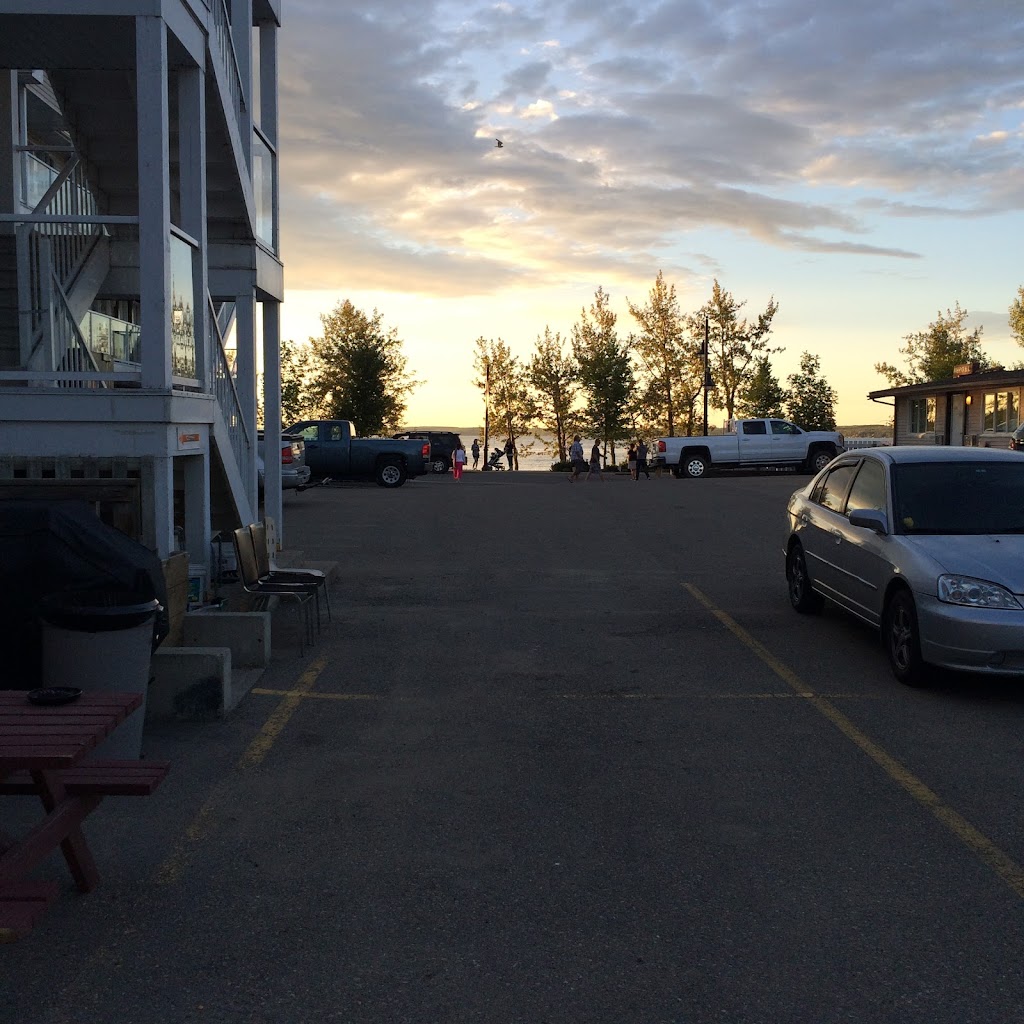 Raccoon Lodge Motel | 4515 Lakeshore Dr, Sylvan Lake, AB T4S 1C3, Canada | Phone: (403) 887-5423