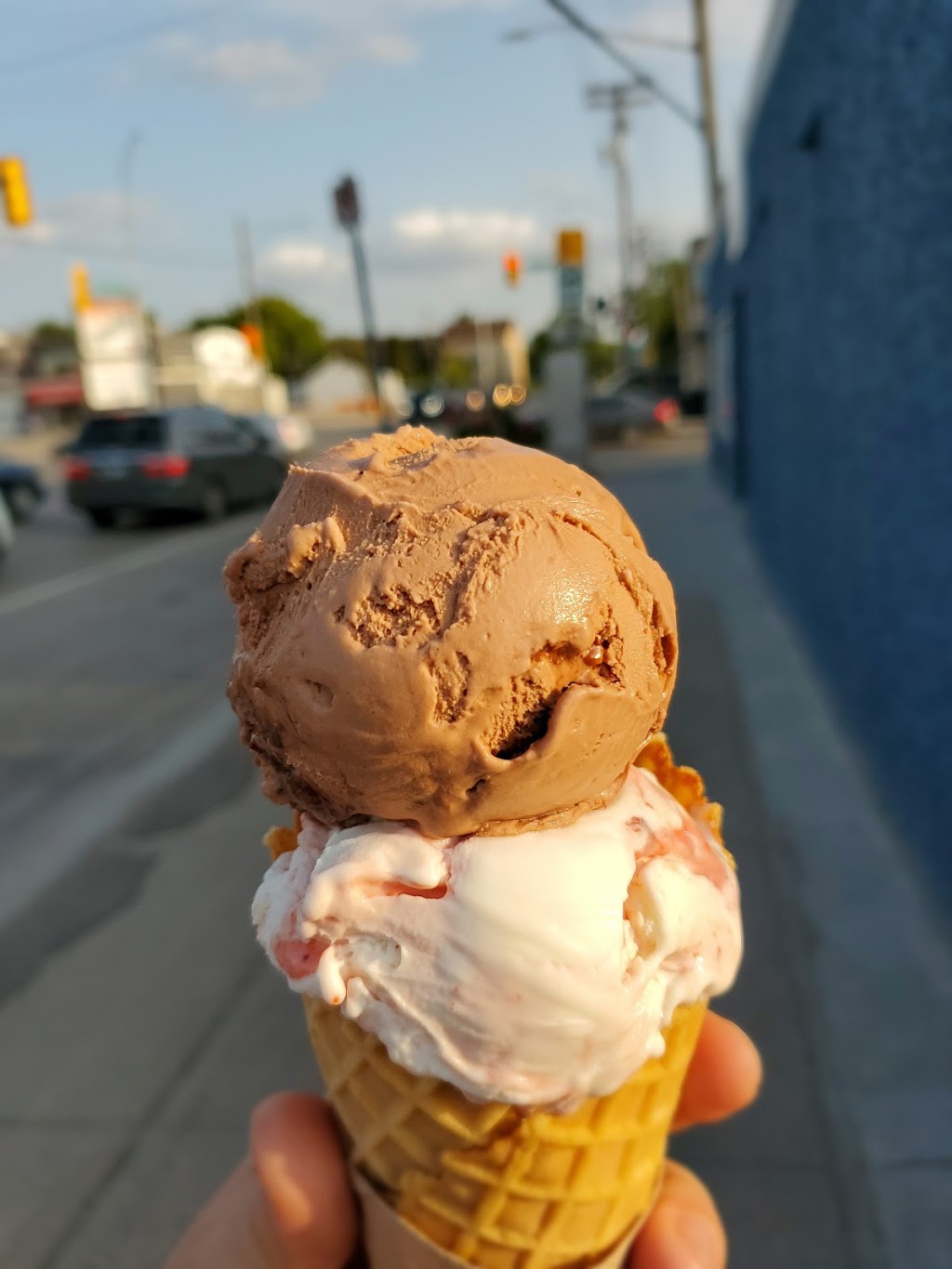 Dug & Bettys Ice Creamery / Crèmerie de Glace | 309 Des Meurons St, Winnipeg, MB R2H 0V2, Canada | Phone: (204) 417-0026