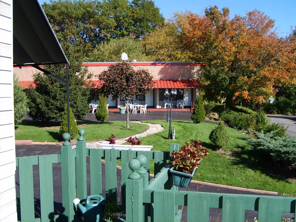 Capricorn Motel Royale | 108 Ivy Lea Rd, Lansdowne, ON K0E 1L0, Canada | Phone: (613) 659-2275