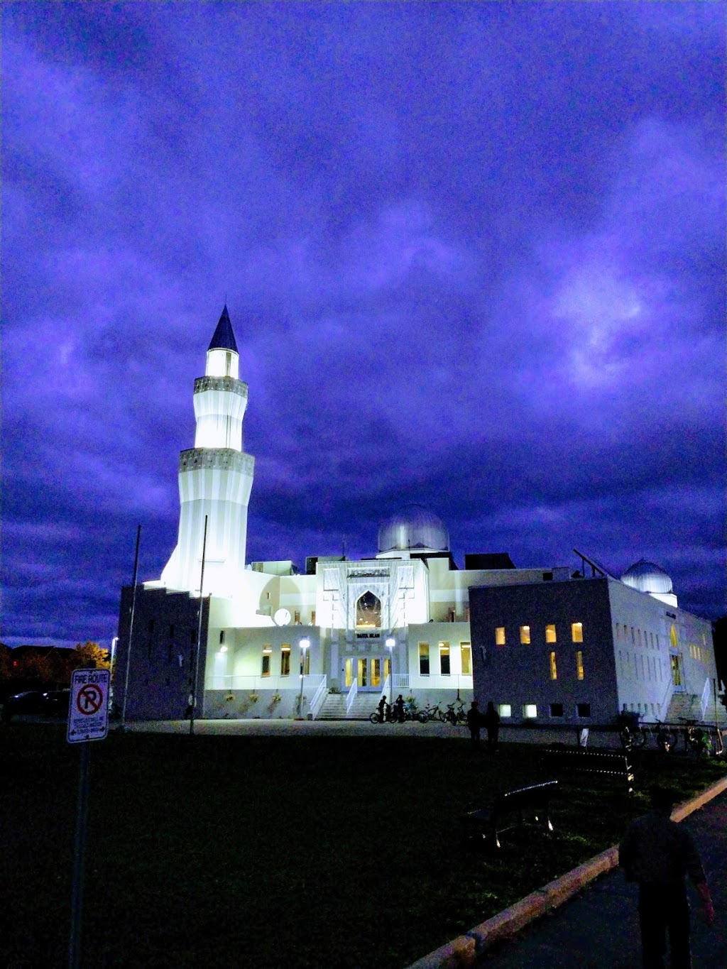 Baitul Islam Mosque | 10610 Jane St, Maple, ON L6A 3A2, Canada | Phone: (905) 303-4000