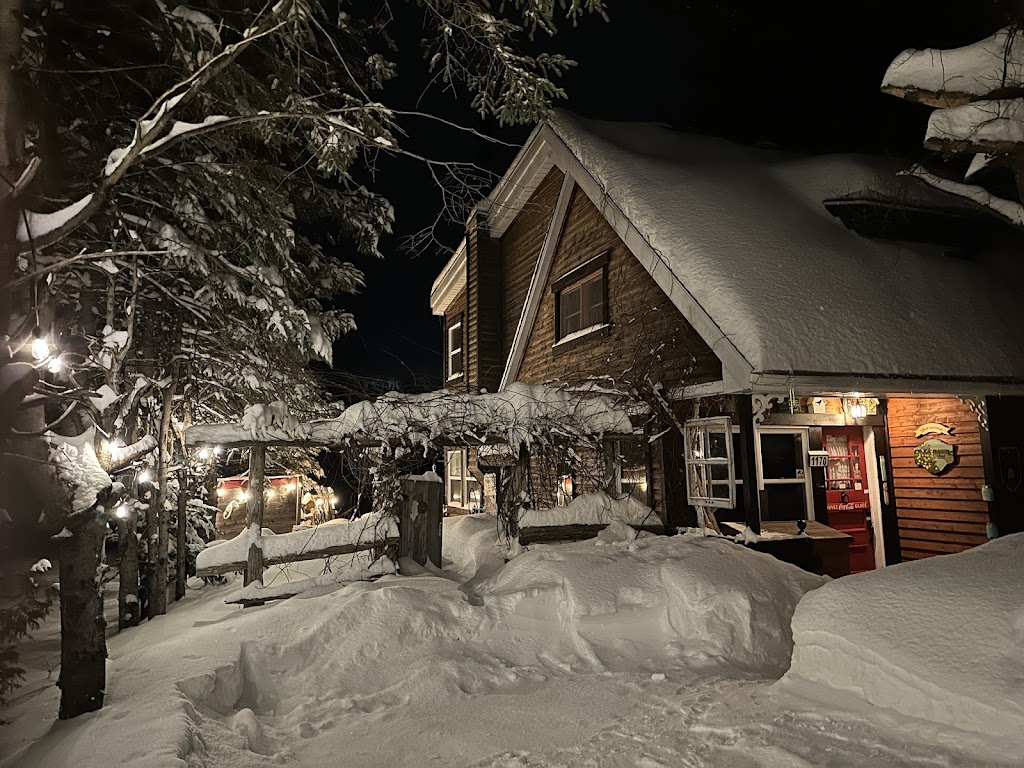 Chalet La Petite Campagne | 1170 Chem. du Lac Beaulne, Chertsey, QC J0K 3K0, Canada | Phone: (514) 946-0031