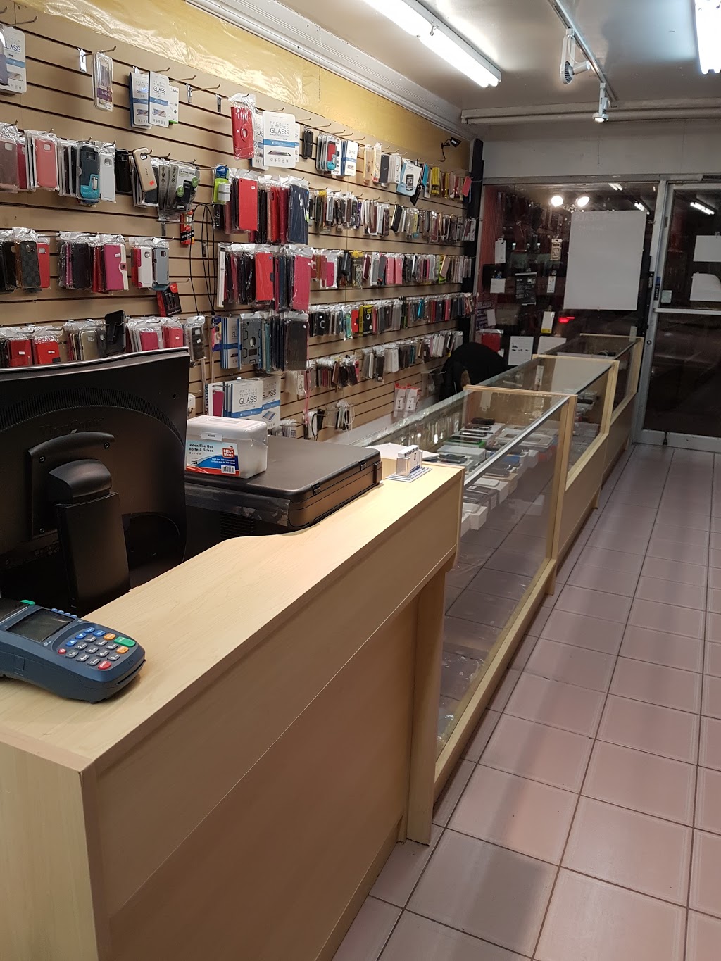 Wireless Deals (lucky mobile) | 1024A Pape Ave, East York, ON M4K 3V9, Canada | Phone: (647) 872-5573