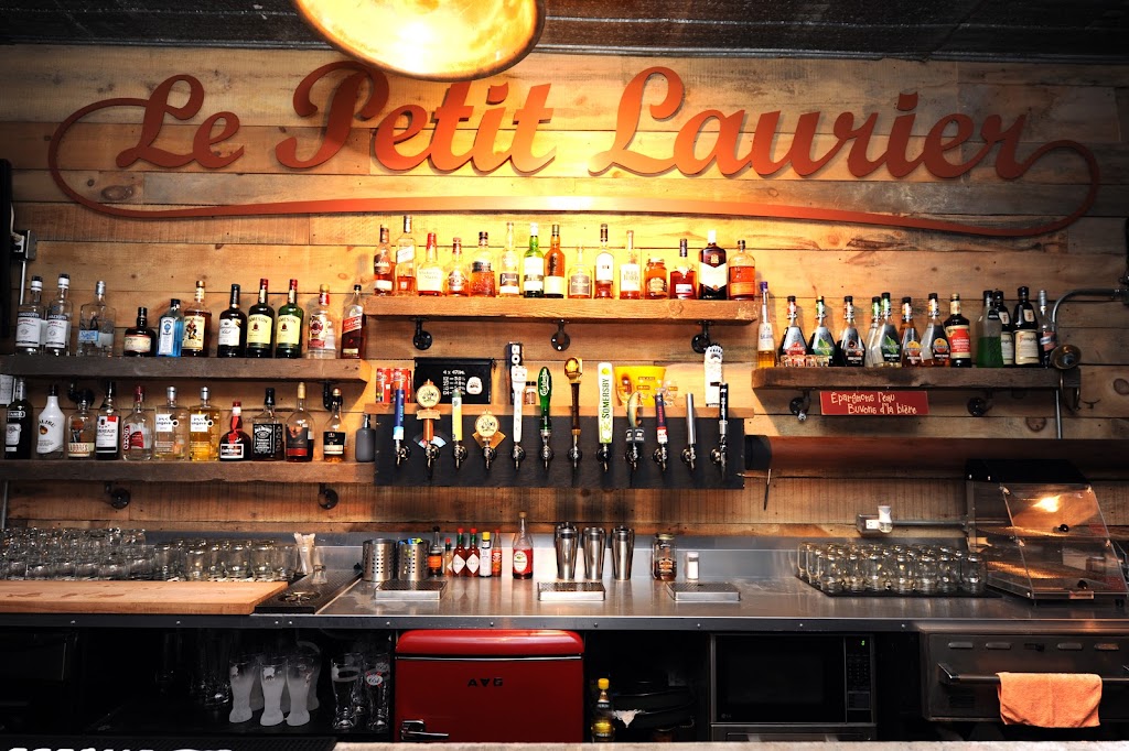 Bar Le Petit Laurier | 364 Rue Laurier, Saint-Jean-sur-Richelieu, QC J3B 6L3, Canada | Phone: (514) 588-8688