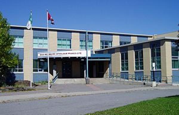 École secondaire catholique Franco-Cité | 623 Smyth Rd, Ottawa, ON K1G 1N7, Canada | Phone: (613) 521-4999