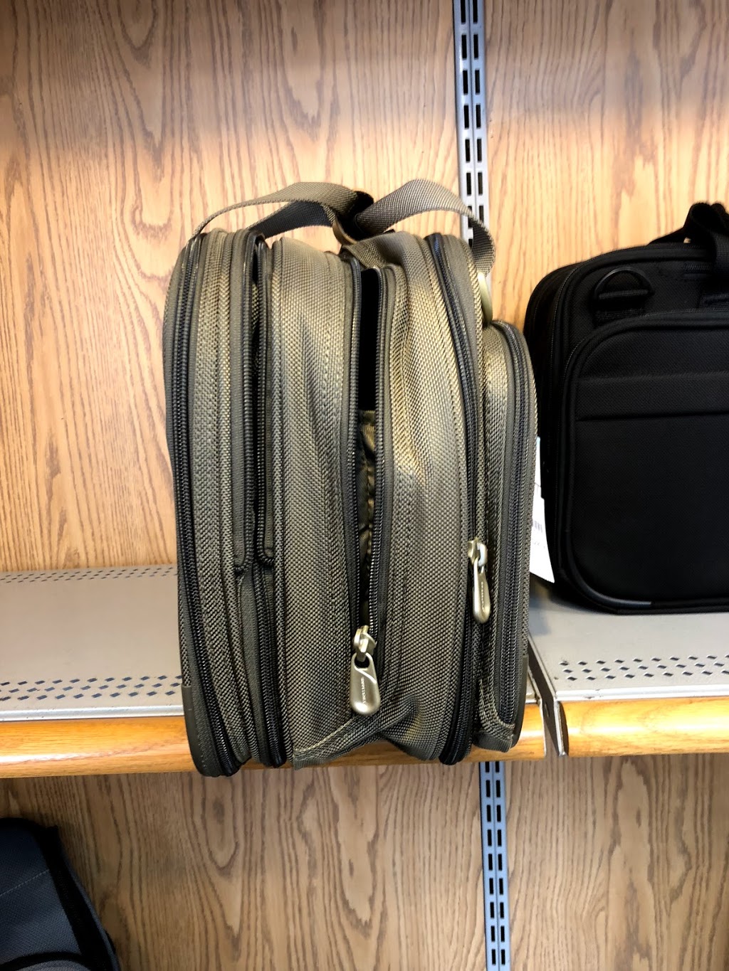 Handys Luggage | 4704 Manhattan Rd SE, Calgary, AB T2G 4B5, Canada | Phone: (403) 287-3179